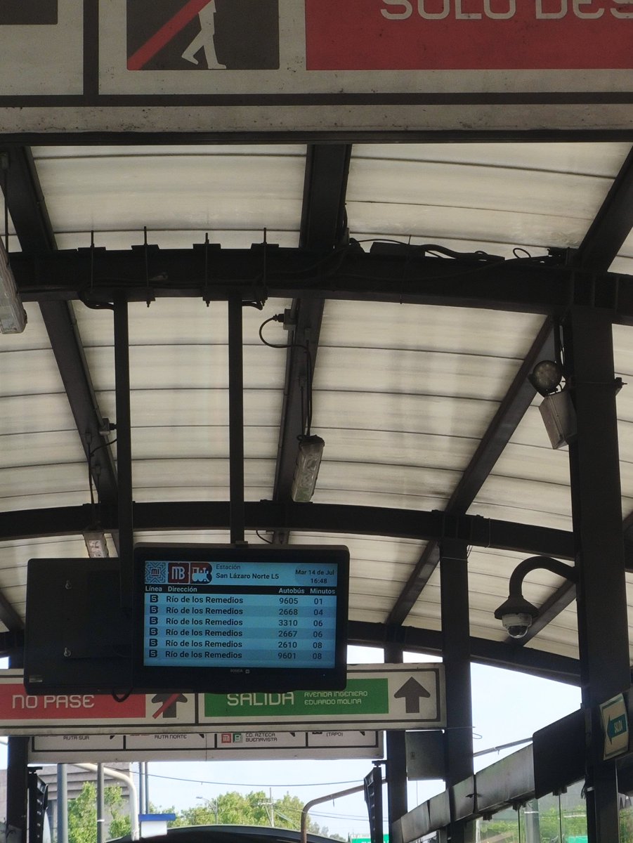 paletachavez's tweet photo. Buenas tardes la estación San Lázaro a rio de los remedios llena y así la espera de metrobus
@MetrobusCDMX https://t.co/mo2l4O9h0E