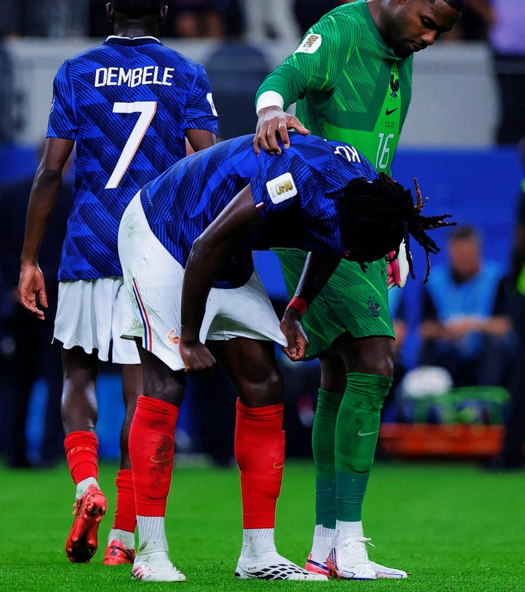VibesFoot's tweet photo. Manu Koné 🇫🇷 était inconsolable après le match contre l’Espagne...

Très touché par l’élimination, le milieu français a laissé apparaître toute sa déception et sa frustration. 💔💔💔💔💔 https://t.co/etuhnIF4vW