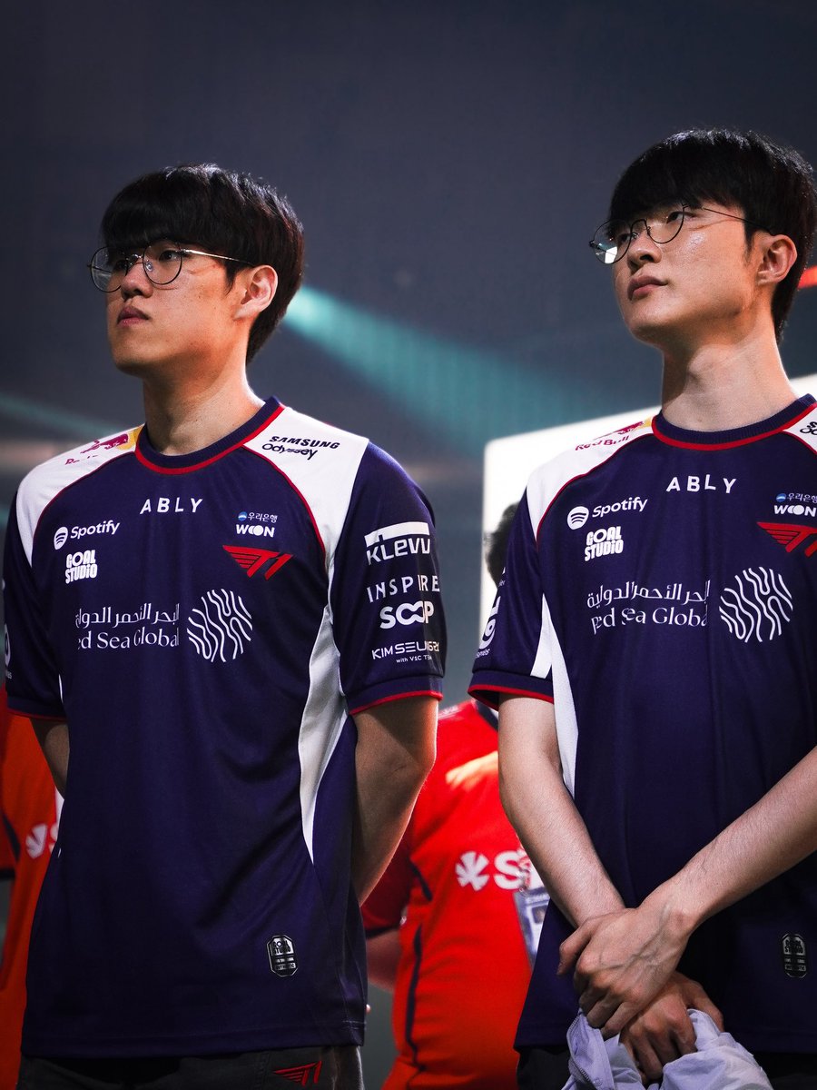 helonog_'s tweet photo. T1 League Of Legends https://t.co/9PdCBmLOSM