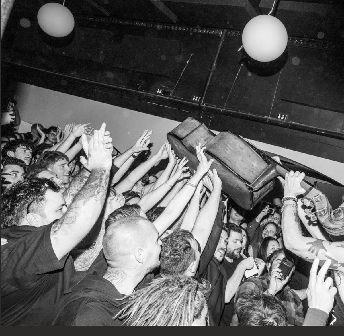 thelivingendaus's tweet photo. Some epic photos from one of our live shows
Photo credit - Jack Gruber https://t.co/mvVH7gyVv9