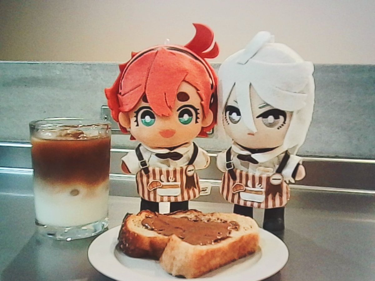 DDRzi5Bc47qfS06's tweet photo. スレミオちゃんにヌテラ塗るところを見守ってもらってる。初ヌテラです。 https://t.co/nbJY58l2VQ