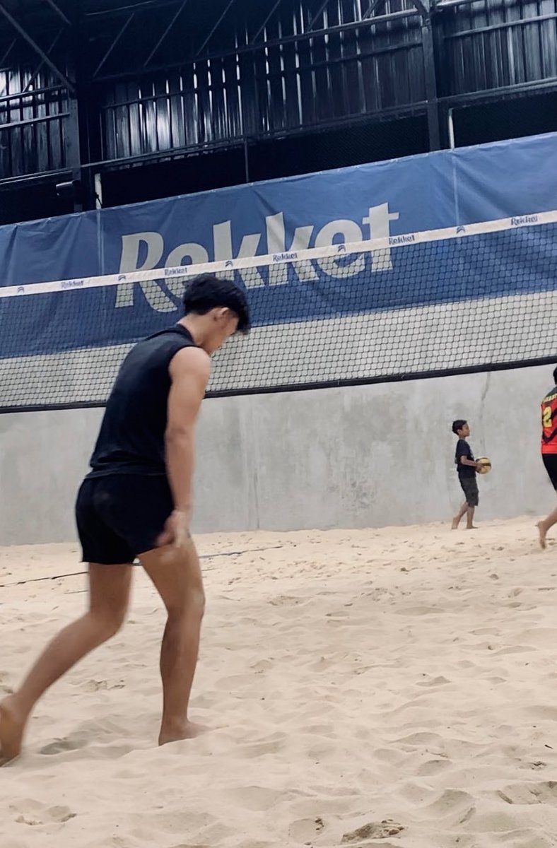 caaaalllleeee's tweet photo. temenin latihan volly dong https://t.co/nbgP8qIc8l