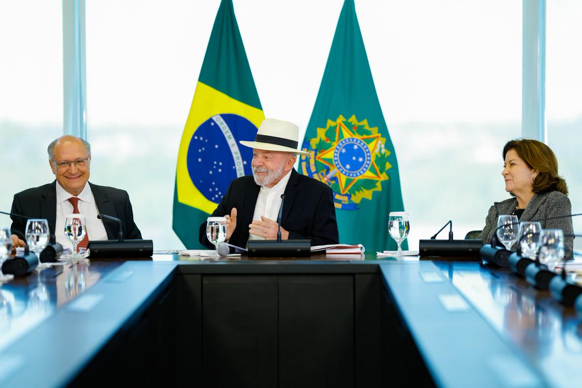 LulaOficial's tweet photo. Recebi nesta terça o presidente da Associação Nacional dos Fabricantes de Veículos Automotores (Anfavea), Igor Calvet, que trouxe uma excelente notícia para o país: este ano, o Brasil voltará a emplacar 3 milhões de veículos, marca que não era alcançada desde 2014. O país também atingiu o marco simbólico de 100 milhões de veículos produzidos desde 1957. 

Quando assumimos, em 2023, o setor enfrentava dificuldades e fábricas tradicionais haviam fechado as portas. Implementamos uma série de políticas públicas, como o programa Mover, o IPI Verde e incentivos para renovação de frotas. Como resultado, temos hoje mais de R$ 150 bilhões em investimentos anunciados, e a reabertura e ampliação de fábricas.

Com escuta e diálogo, retomamos uma indústria que representa 20% do nosso PIB industrial e gera mais de 1,3 milhão de empregos em toda a sua cadeia produtiva.

📸 @ricardostuckert