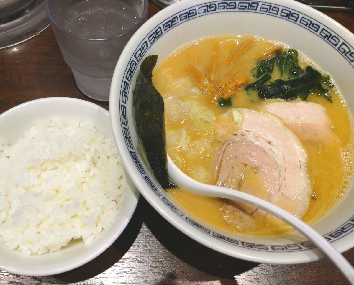 rasaruishii's tweet photo. 朝ラーで中央線三鷹駅「熊本ラーメン ひごもんず」。

初挑戦「豚骨醤油ラーメン」はマー油なしベージュ色スープで仄かに魚介香る気がするスッキリ濃厚。いつもの中細麺に絡まり後を引く味。これも定番にしたい一品。

半ライスでの自作ホロホロチャーシュー丼も絶品。

美味しいニ杯。🍜
ご馳走様。🙏 https://t.co/PDhR8ZnJCH