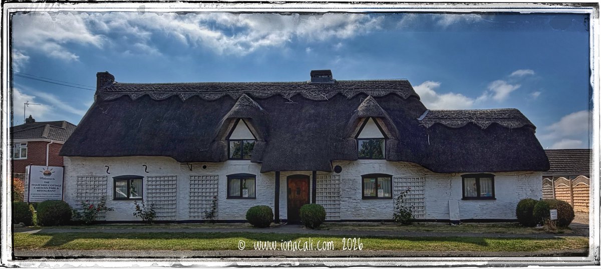 iona_cali's tweet photo. The Thatched Cottage in Sutterton, Lincolnshire. #Sutterton https://t.co/OK6U2cFdDR