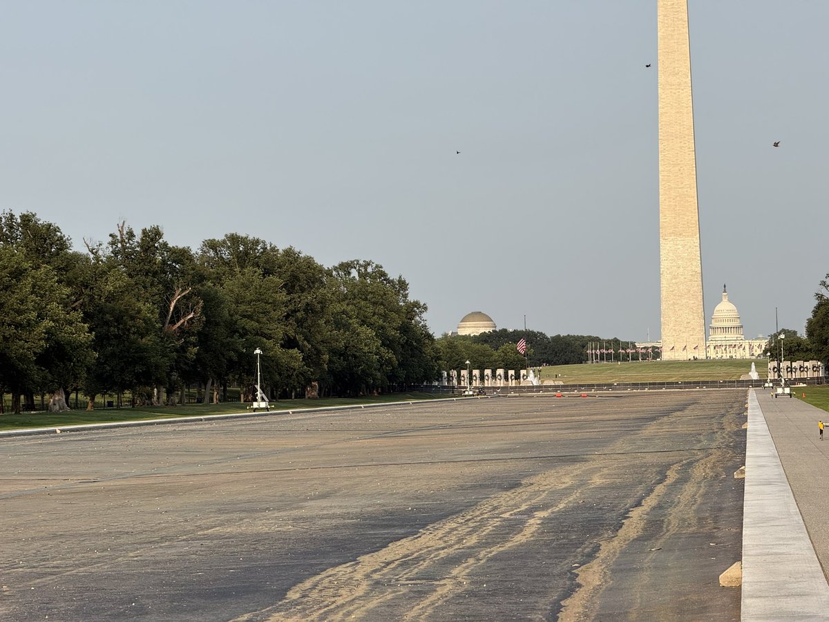 MatthewARein's tweet photo. The “American Flag Blue” paint at the Reflecting Pool has turned into a nice shade of dusty taupe https://t.co/TJUw3OOP8P