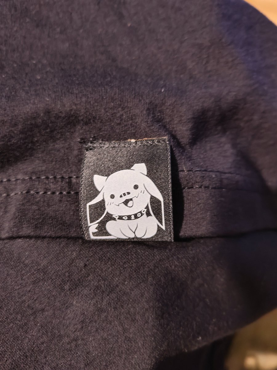 solahi_fuefos's tweet photo. Oh!!!!! and the shirt!
its really soft and comfy and I love the little tag with a ghoulie ;w;
aaaand I got my assigned number! 59 :)  I would've loved something with a 3 in it, but reading into the maths of the number I'm liking it more :D https://t.co/sWEDENXKSW