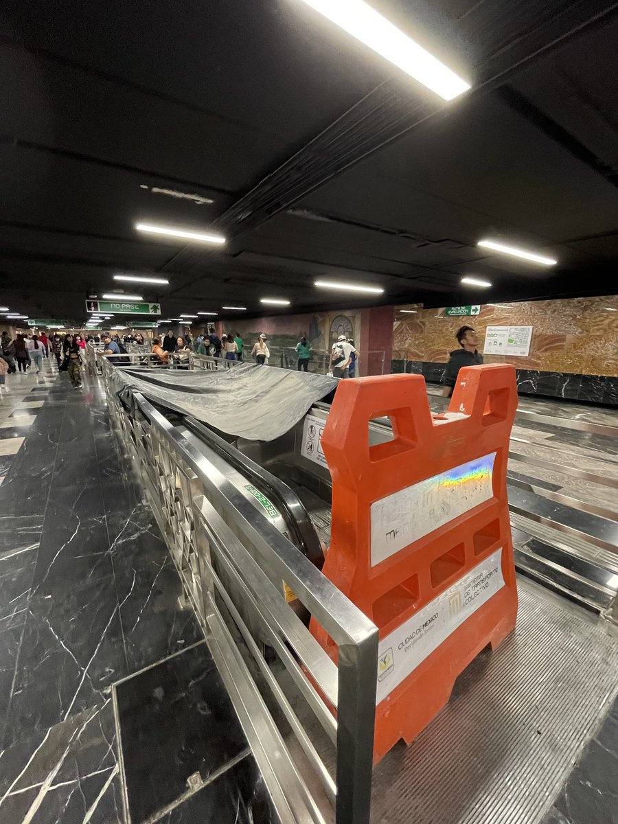 h_abitante's tweet photo. Luego dicen que soy exagerada pero, hace una semana @ClaraBrugadaM y @AdrianRubalcava estaban entregando las obras del @MetroCDMX para el mundial. Para hoy, las escaleras eléctricas en bellas artes están cerradas. ¿Ven como si son unos putos mediocres? https://t.co/KTXElgOuQC
