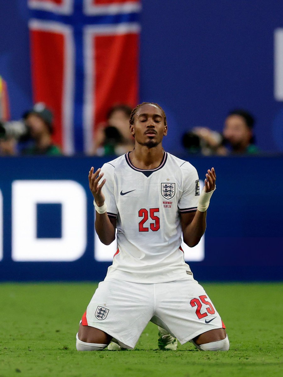 panditfootball's tweet photo. Menyoal Djed Spence dan Pedro Porro.

Dua bek sayap yang di level klub harus merasakan getirnya perjuangan, tertatih-tatih, bahkan sampai berdarah-darah demi menyelamatkan tim dari jurang degradasi dalam dua musim terakhir. 

Namun, di panggung akbar Piala Dunia 2026 ini, mereka justru berhasil mencuri panggung dan mendapatkan sorotan yang layak. Lewat performa gemilang masing-masing, mereka sukses menjawab segala keraguan publik, sekaligus membuktikan bahwa potensi terbaik seorang pemain hanya membutuhkan tangan dari pelatih yang tepat untuk bisa benar-benar bersinar.

📸: Sefutbol & England