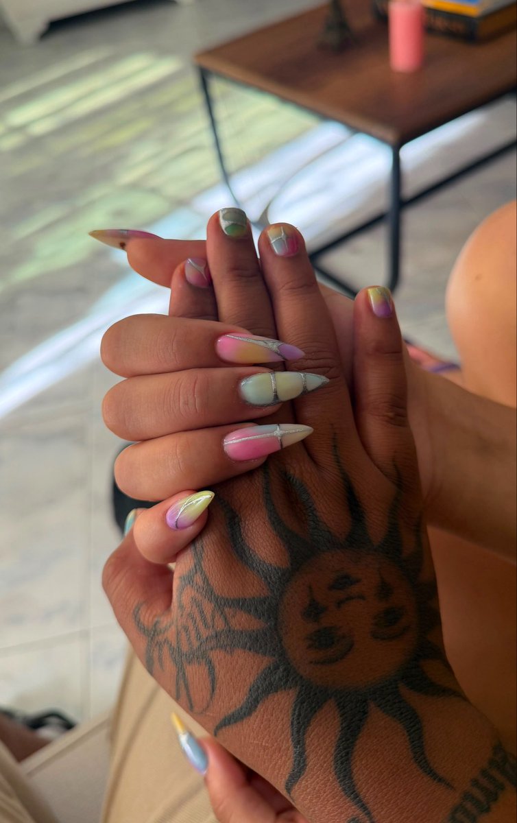 sr_m__17's tweet photo. uñitas iguales ujuuuuuu💘 https://t.co/tkvVBD8Ucb