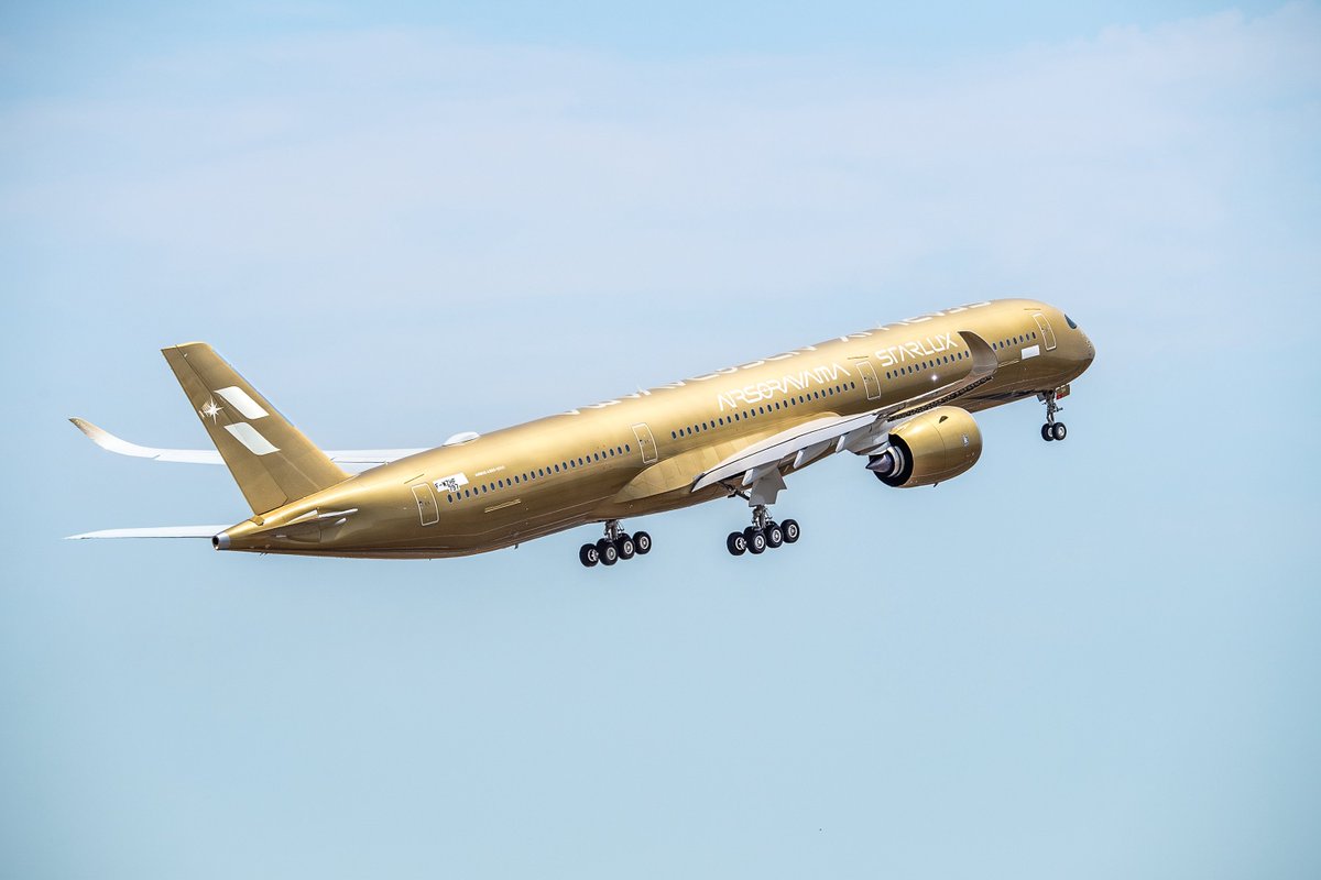 starluxjapan's tweet photo. STARLUX AIRSORAYAMA GOLD 初飛行！
 
AIRSORAYAMA SILVERが世界へ羽ばたく中、B-58554も初フライト成功✊ その勇姿と、ゴールドの輝きをぜひご覧ください👀
 
8月、GOLDを迎える特別な瞬間を、アートファンの皆様もお見逃しなく！ https://t.co/rCL8ypfR4P