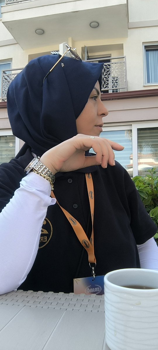 EmineMral's tweet photo. Çok zorlandığım yollardan geçen birini görünce elinden tutmak istiyorum; çünkü benim elimden kimse tutmamıştı.😔 https://t.co/uNeHlYFdae