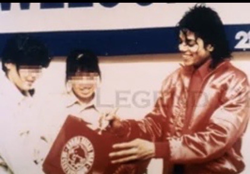 mjjposts's tweet photo. Curiosidade do Bad Tour que pouca gente sabe:

Em 22 de dezembro de 1988, entre um show e outro dos nove Tokyo Dome lotados do Bad Tour, Michael Jackson sumiu.

Sem imprensa, sem anúncio, ele foi até Tomioka, a cerca de 120km de Tóquio, para visitar o Gunma Safari Park. De jaqueta vermelha, buquê na mão e aquele sorriso tímido das fotos.

Lá ele fez o que todo visitante faz, mas do jeito dele. Entrou no ônibus safari, alimentou os leões, ficou um tempão observando os macacos e pediu para ver em especial os bebês elefantes Tango e Natsuko, nascidos no próprio parque.

Antes de ir embora, deixou uma doação de 500 mil ienes no restaurante Savanna para crianças que perderam os pais em acidentes e para proteção animal. Sem discurso. Só assinou alguns itens, agradeceu e foi embora.

Essas fotos ficaram guardadas por anos por fãs japoneses e hoje são a memória viva daquele dia. A vitrine com os autógrafos ainda está lá, na entrada do Savanna.