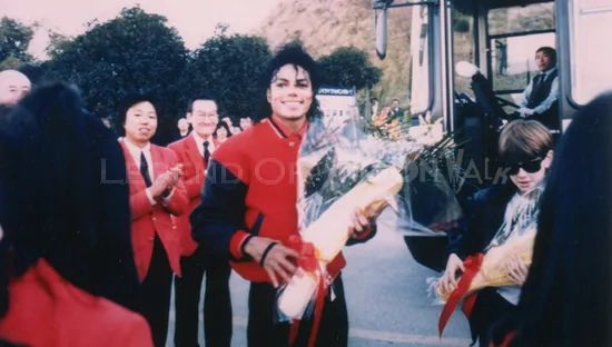 mjjposts's tweet photo. Curiosidade do Bad Tour que pouca gente sabe:

Em 22 de dezembro de 1988, entre um show e outro dos nove Tokyo Dome lotados do Bad Tour, Michael Jackson sumiu.

Sem imprensa, sem anúncio, ele foi até Tomioka, a cerca de 120km de Tóquio, para visitar o Gunma Safari Park. De jaqueta vermelha, buquê na mão e aquele sorriso tímido das fotos.

Lá ele fez o que todo visitante faz, mas do jeito dele. Entrou no ônibus safari, alimentou os leões, ficou um tempão observando os macacos e pediu para ver em especial os bebês elefantes Tango e Natsuko, nascidos no próprio parque.

Antes de ir embora, deixou uma doação de 500 mil ienes no restaurante Savanna para crianças que perderam os pais em acidentes e para proteção animal. Sem discurso. Só assinou alguns itens, agradeceu e foi embora.

Essas fotos ficaram guardadas por anos por fãs japoneses e hoje são a memória viva daquele dia. A vitrine com os autógrafos ainda está lá, na entrada do Savanna.