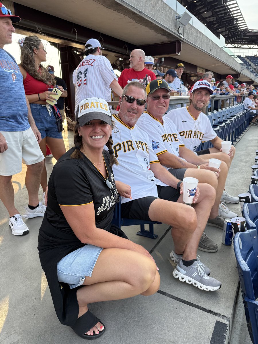 LeandraBumbico's tweet photo. One reason I love being a @Pirates fan. The players are incredible, but meeting one of their families today reminded me they're surrounded by equally amazing people. @bashcraft25 🖤💛 #LetsGoBucs https://t.co/hhsHBo4J9q