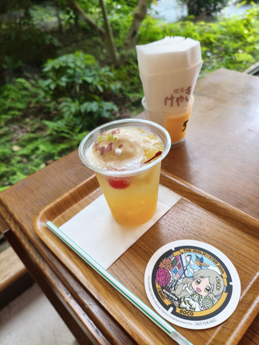 submeganep's tweet photo. ロコのクリームソーダもいただいてきました
ジェリポCDジャケと同じ黄色のクリームソーダ！
パチパチキャンディーがロコらしい
落ち着いた空間に丁寧な接客で撮影スポットまで…ありがとうございます
#喫茶けやき
 #月曜日のクリームソーダ
#ミリオン町田アートラリー https://t.co/OwQlUJr0oc