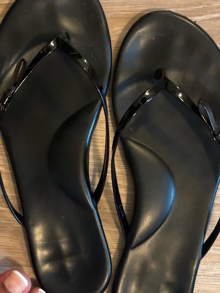 SpoilCole's tweet photo. walked all day &amp; now my sandals look so worn in ఌ https://t.co/ArAh4nfNcx