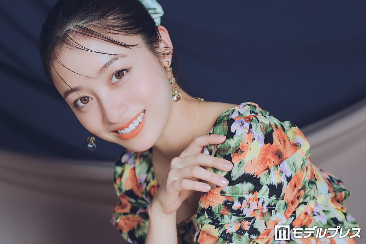 modelpress's tweet photo. 橋本環奈「バカンスの法則」インタビュー🍊

チェ・ジョンヒョプと相談して作り上げた
胸キュンシーン秘話
https://t.co/OZSAEHBvQD

共演者とのLINEグループは2日で誕生📱
「陽キャの集まりです」
「きっかけがなくても自然と仲良くなれるという、ごく稀に見る関係性」

@abema_drama @H_KANNA_0203 https://t.co/TzmjDJI7lt