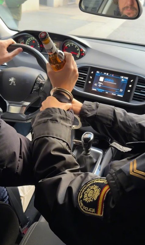 policia's tweet photo. 🎶Si te quieres divertir
con encanto y con primor
solo tienes que vivir
un verano en #NuevaYork🎵
😉

Celebra el triunfo de España 🇪🇸 de la @SEFutbol con responsabilidad

Al volante... 0,0 https://t.co/qJuYKVBtvI