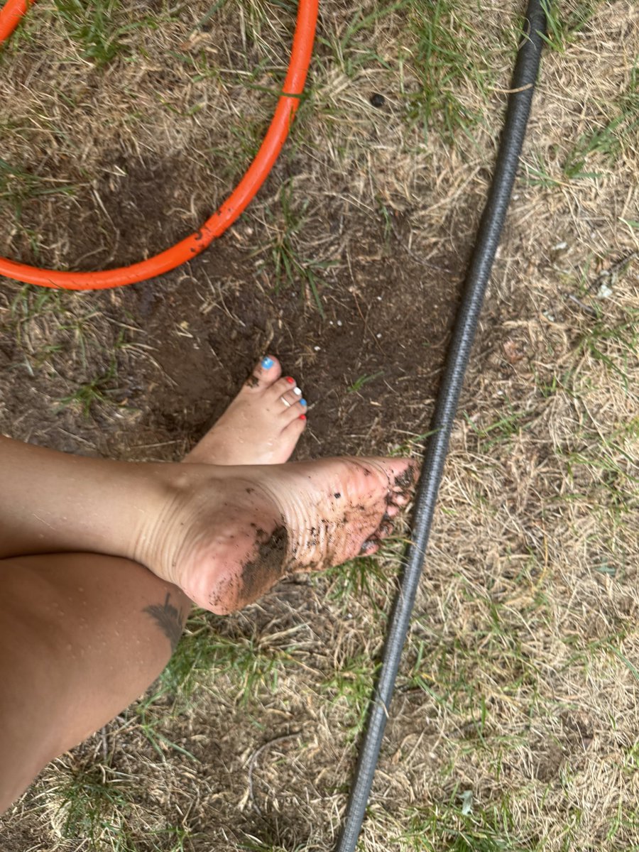 peakaboobabe's tweet photo. Who likes dirty feet I was watering the grass today 🥴😜 #dirtyfeet #barefoot #feet #toes https://t.co/9SHhTBbxK5