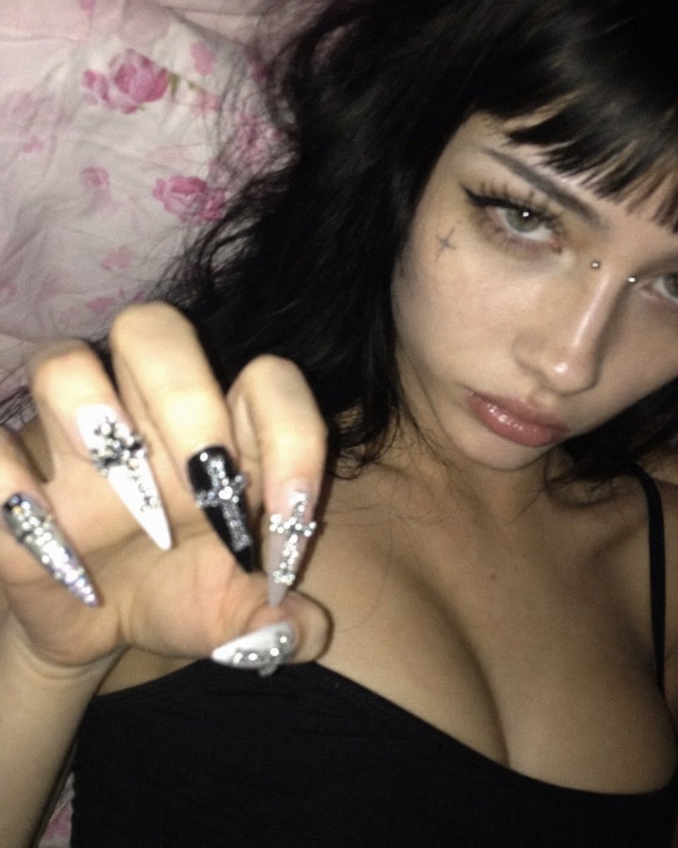 loonymira's tweet photo. nails or boobs? https://t.co/HWz8eHSQFQ