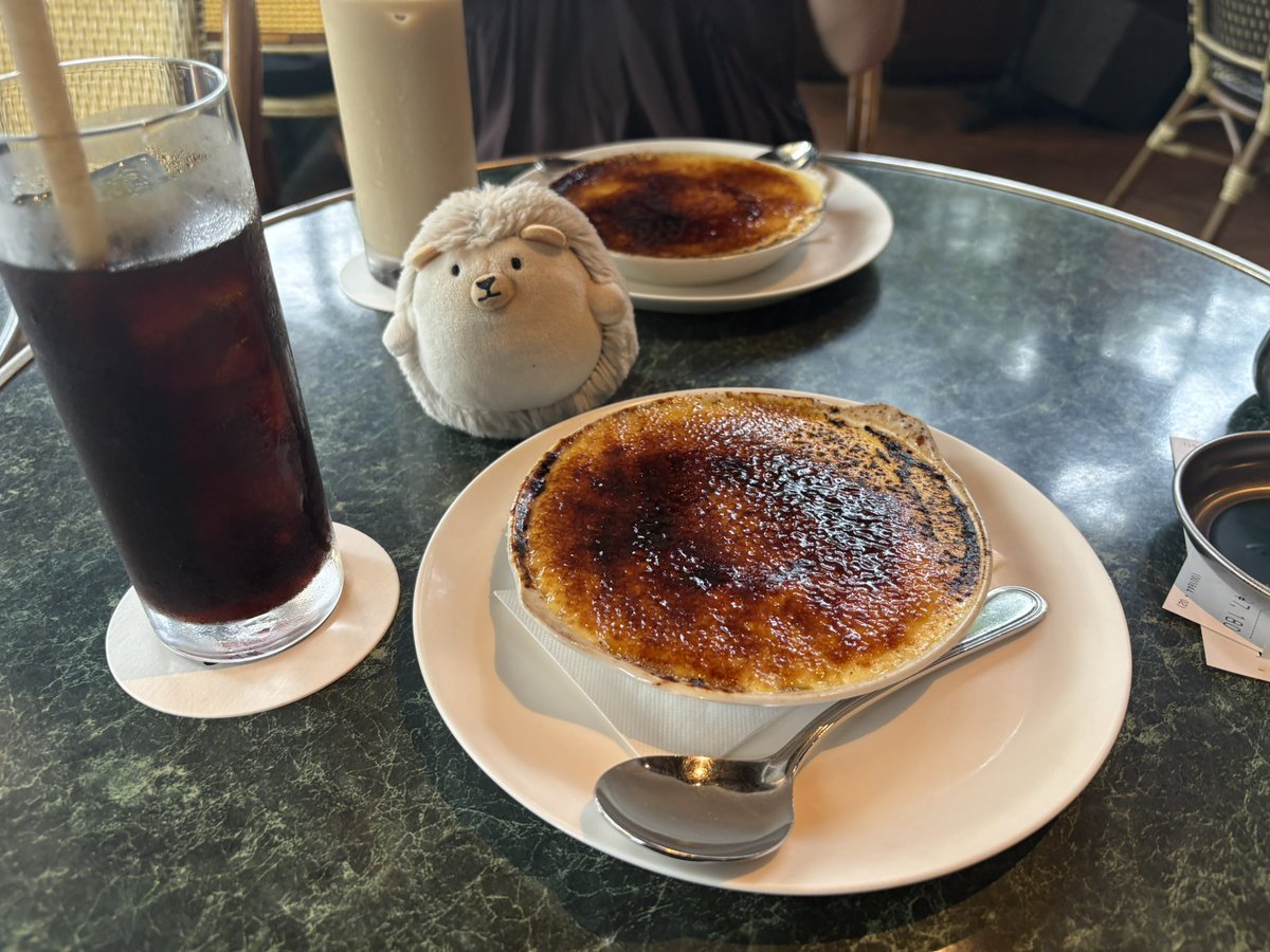 kkrcho2's tweet photo. #ぬい活 #カフェミケランジェロ #なんか左斜め #大きいブリュレと小さい係長 https://t.co/465wVOWssl