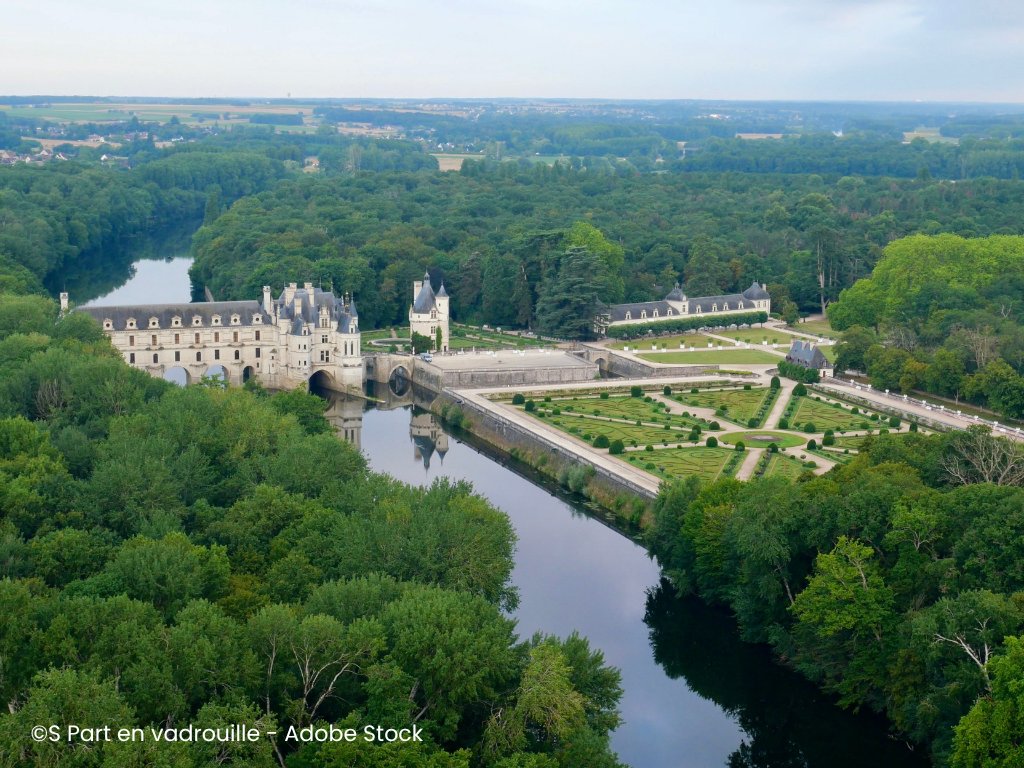 ExploreFranceJP's tweet photo. 🇫🇷🌿「女性たちの城」と呼ばれる、シュノンソー城🏰

ロワール川の支流・シェール川に優雅に架かるシュノンソー城。その美しさを築き、守り、受け継いできたのは、歴代の女性たちでした。

王の寵姫ディアーヌ・ド・ポワチエが橋を築き、王妃カトリーヌ・ド・メディシスがその上に壮麗な回廊を増築。さらに、ルイーズ・デュパンら多くの女性たちが城を守り育てたことから、「女性たちの城（Château des Dames）」と呼ばれています✨

歴史を彩った女性たちの物語に思いを馳せながら、ロワールの名城を訪れてみませんか。

#ExploreFrance