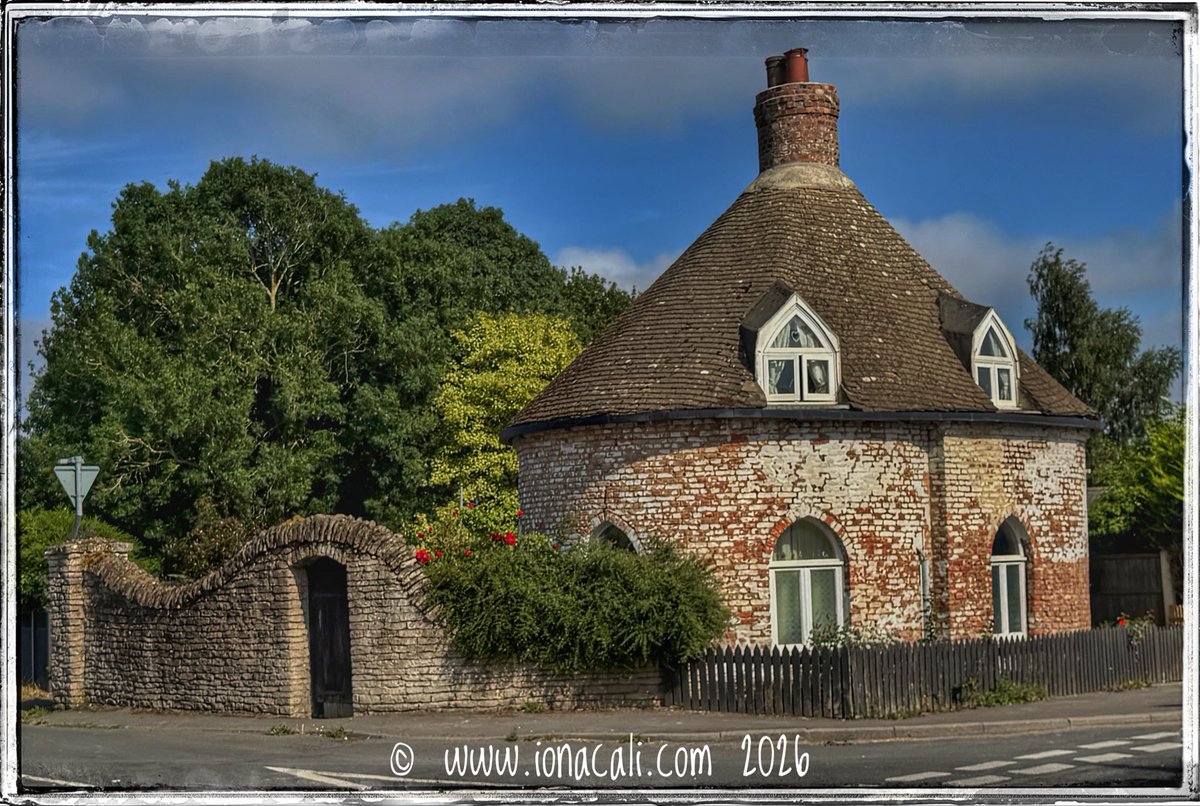 iona_cali's tweet photo. Quirky and quaint! #Sutterton https://t.co/BeKXAyOGIP