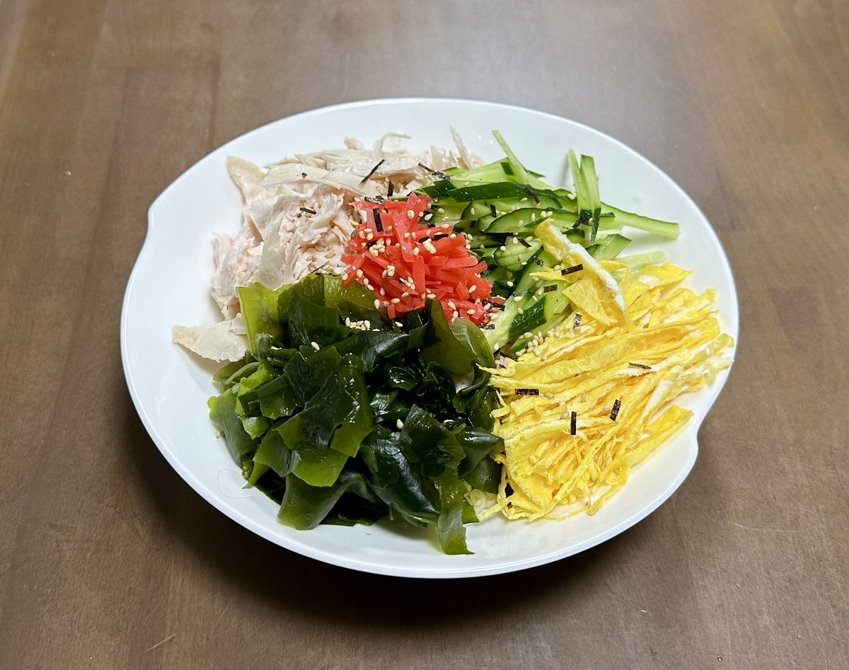 ryu_yu_kan's tweet photo. 今朝も朝日ギャン浴びゴミ拾い歩きで好調🌞

玄米を食べようと炊いたけど、急に冷やし中華モードになったので、朝から冷やし中華と麻婆豆腐という中々ボリューム凄い食事🍽️

#おうちごはん
#朝ごはん https://t.co/7CyNxYJCiI