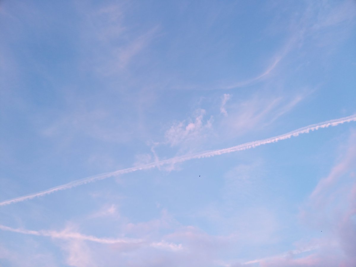 SeenadaX's tweet photo. So many Spanish banger Out there but all got is awesome sky. https://t.co/N2vYdFFI7M