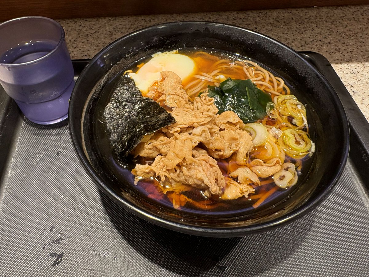 SummrNatu's tweet photo. 富士そばさんで肉富士そばをいただきました！
久々でした(^^♪
お肉たっぷり😋
このときだけは七味を多めにかけていただきます😋
辛さはなく風味が追加され
！！！美味しい！！！
#立ち食いそば
#富士そば https://t.co/XeUXb8vwSV