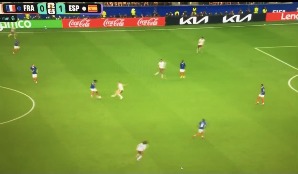 One_off001's tweet photo. @Ziyad_26 @Extraabdou لو هو لاعب وسط جريئ وخلّاق كان بتمريرة وصل فريقه لانفراد بلاعبين على الحارس ، لكنه لاعب محدود ..

بالله اعطيني تفسير واحد منطقي للتحضين والدوران لورى اللي عمله !! https://t.co/GYF753FoJy