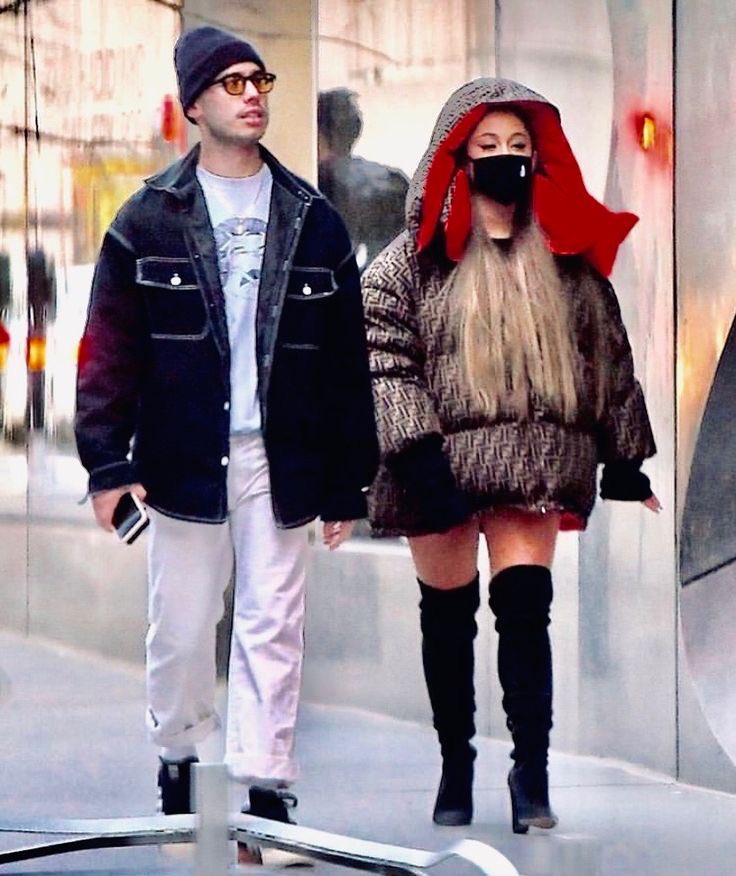 agsafeccount's tweet photo. tenho uma teoria: acho que desde que eles terminaram, o ricky se manteve amigo da ariana. talvez até devem ter se pegado em 2019, já que essas duas fotos são desse ano. a amizade deve ter ficado mais forte e o contato mais constante quando ela terminou com o ethan e acabaram voltando pra valer

minha fic