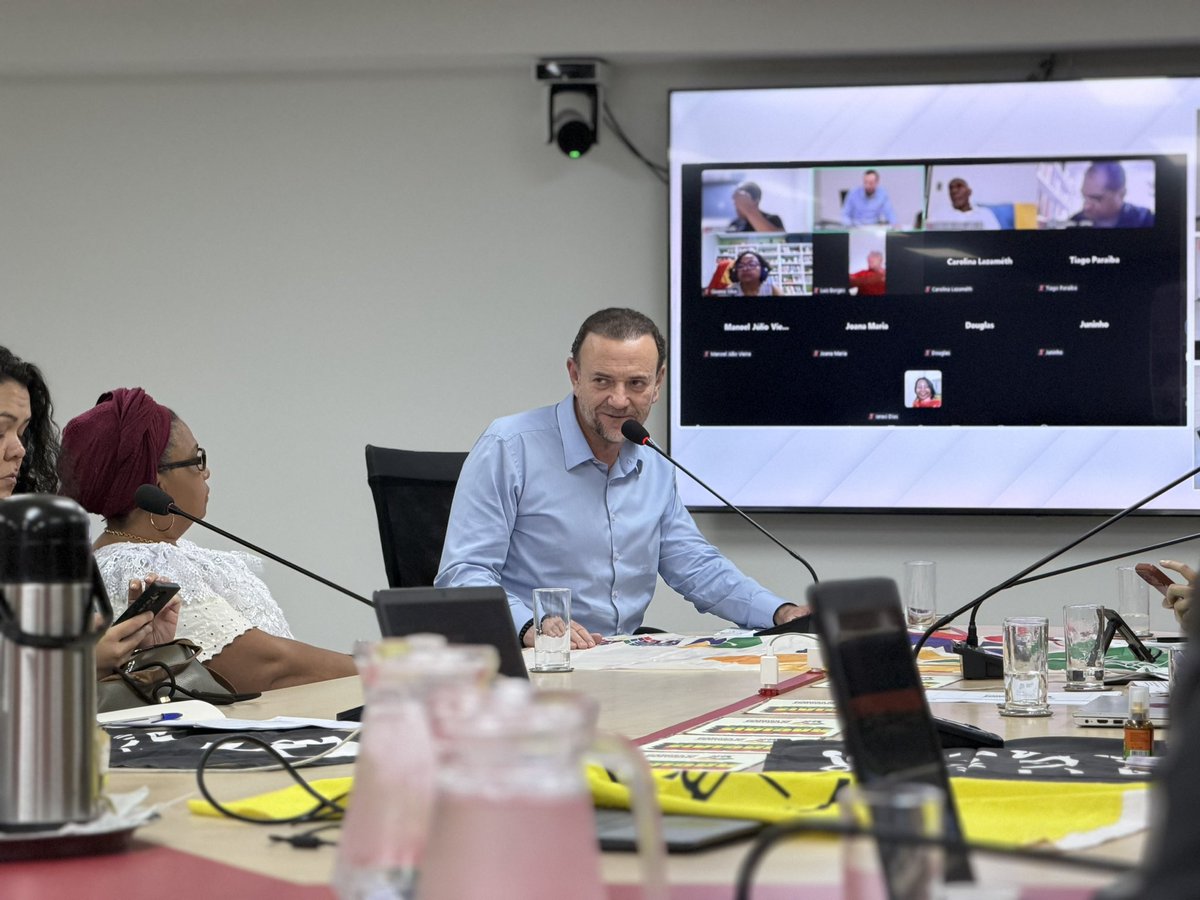 edinhosilva's tweet photo. O movimento negro é fundamental na construção da pré-candidatura à reeleição do presidente Lula. Foram os governos do PT que implementaram políticas públicas transformadoras para a população negra, como a política de cotas e o fortalecimento dos direitos das comunidades quilombolas. Essas conquistas são pilares da construção de um Brasil mais justo e igualitário.

Mas ainda há muito a avançar no enfrentamento ao racismo e na promoção da igualdade racial. Hoje, ao lado do secretário nacional de Combate ao Racismo do PT, Tiago Soares, me reuni para ouvir contribuições à construção do nosso programa de governo.

Agradeço a participação e o compromisso de todas as entidades e partidos aliados presentes: União de Negros pela Igualdade (UNEGRO), Movimento Negro Unificado (MNU), Coletivo Entidade Negas, Agentes de Pastoral Negros do Brasil (APN), Coalizão Negra por Direitos, Instituto Peregum, Articulação de Quilombos, Uneafro Brasil, além de representantes do PV, PCdoB, MDB, PSB, PSOL e Rede.