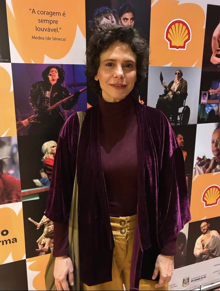 portalmgalli's tweet photo. ✨️Malu após sessão da peça "Mulher em Fuga", em Porto Alegre.
📸 Ivan Mattos 
#MaluGalli #Teatro https://t.co/sst8XkqJuN