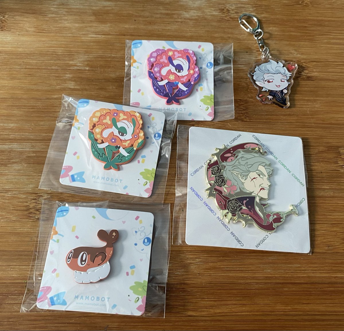 loser66616's tweet photo. Pinmail from @mamobot_art and puremusestudiocrafts! (Instagram/etsy) #pinmail #nerd #art #enamelpins #collector https://t.co/ZhcJPO624Z