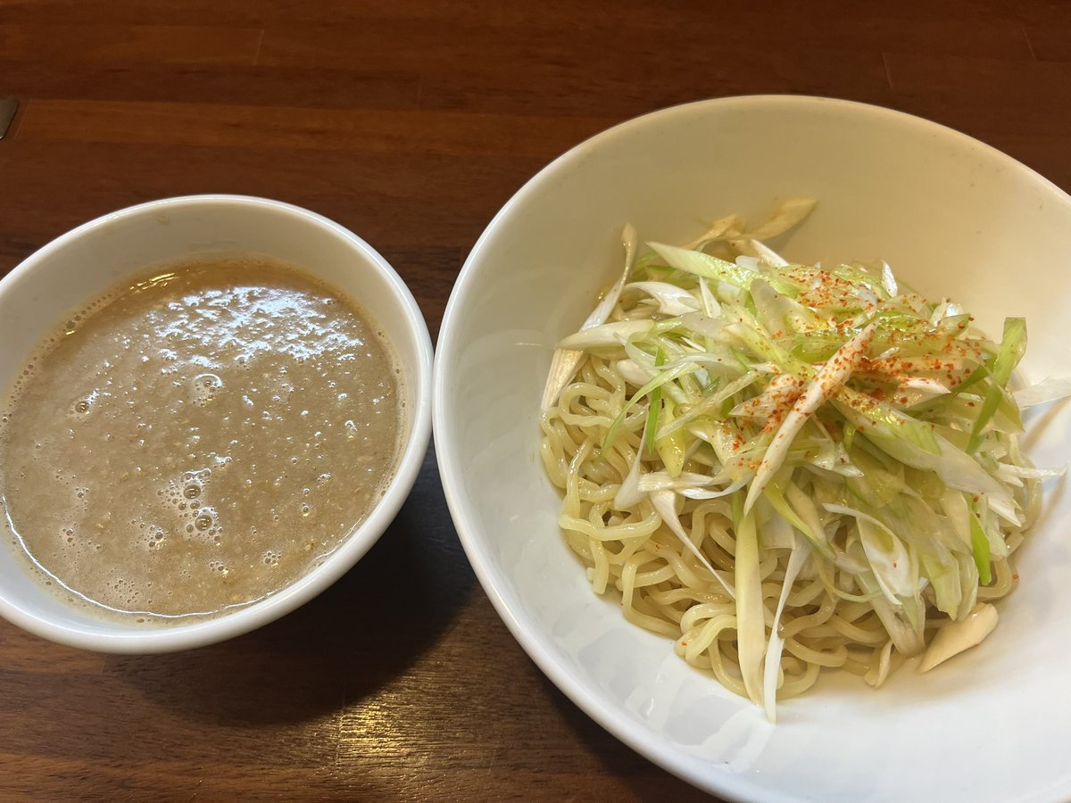 ramenumetaro's tweet photo. おはようございます
7月15日　水曜日
11:30〜14:00(LOなし)

本日は
ラーメン
ネギ塩つけ麺
(茹で時間が7分程かかります)
半ねぎチャーシュー丼
を販売いたします

黄色の限定ボタンでお願いします
通常は麺200g
大盛は麺300gです
それ以上は100g¥150を現金でお願いします https://t.co/xZrIxqgxDJ