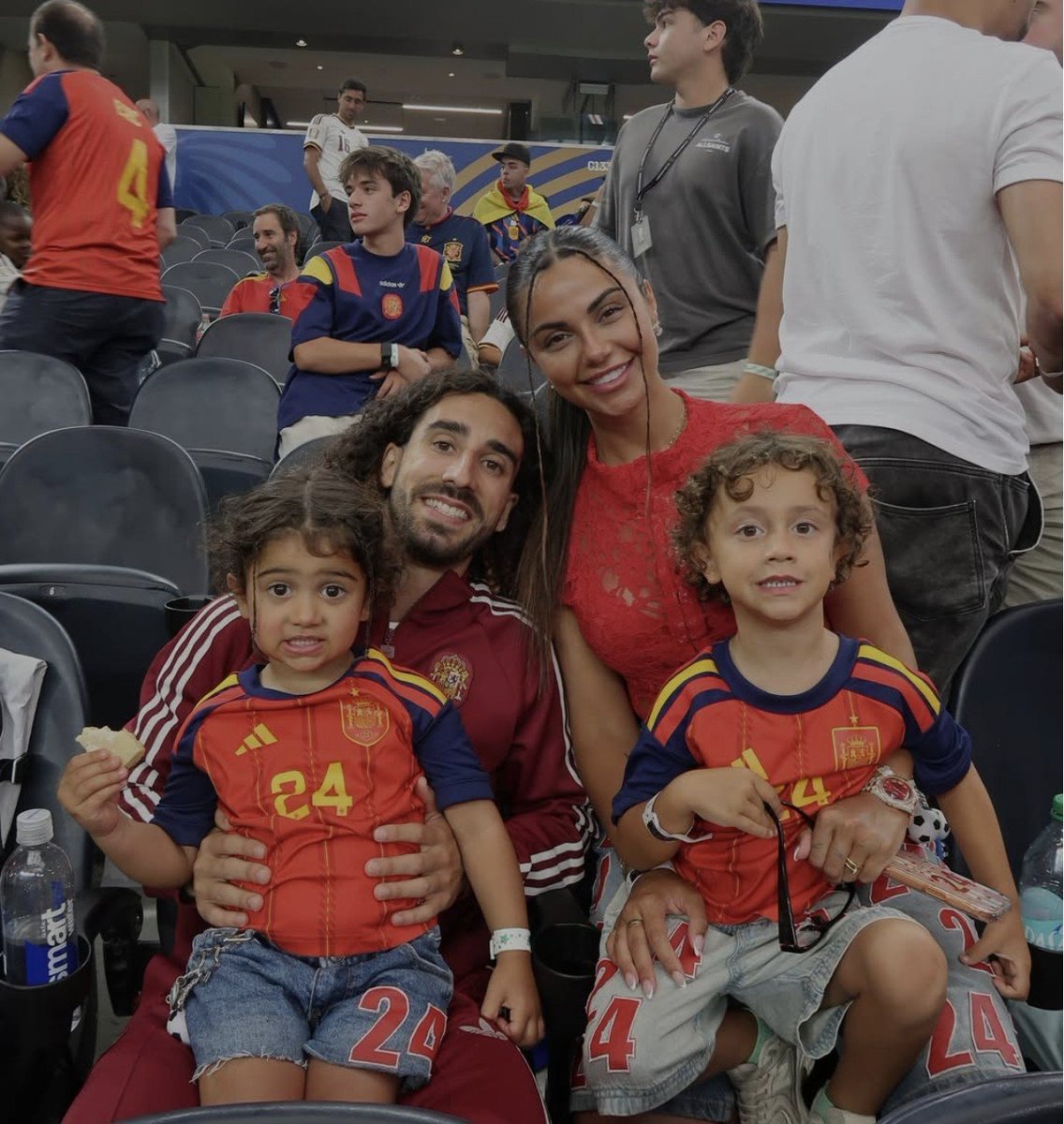 AdriRM33's tweet photo. Cucurella celebrando el pase a la final con su familia 🤩 https://t.co/i6hzln8FbW