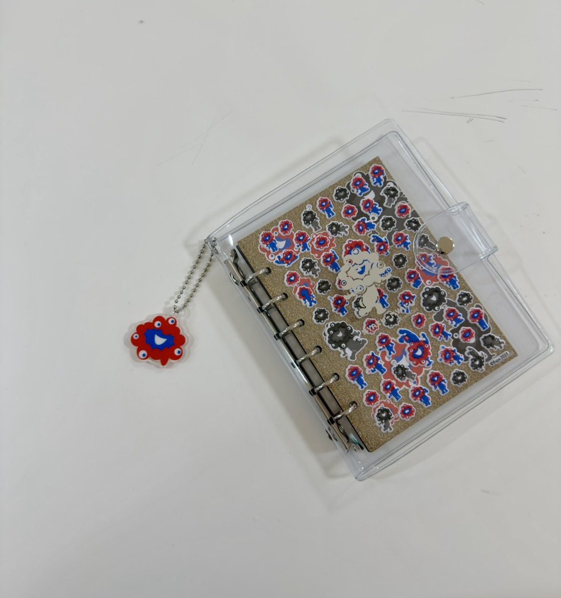 hyun095's tweet photo. ミャクミャク シール帳BOOK／宝島社
《2026年7月2日発売》

⭐⭐⭐⭐☆（4.5/5）

ミャクミャクの魅力がぎゅっと詰まったシール帳BOOK❤️💙

透明カバー付きのシール帳に、立体クリアシールとマシュマロシールがセット✨

ミャクミャク好きや万博グッズを集めている方にもおすすめの一冊です📖

#読了 https://t.co/dXVtzDX30k
