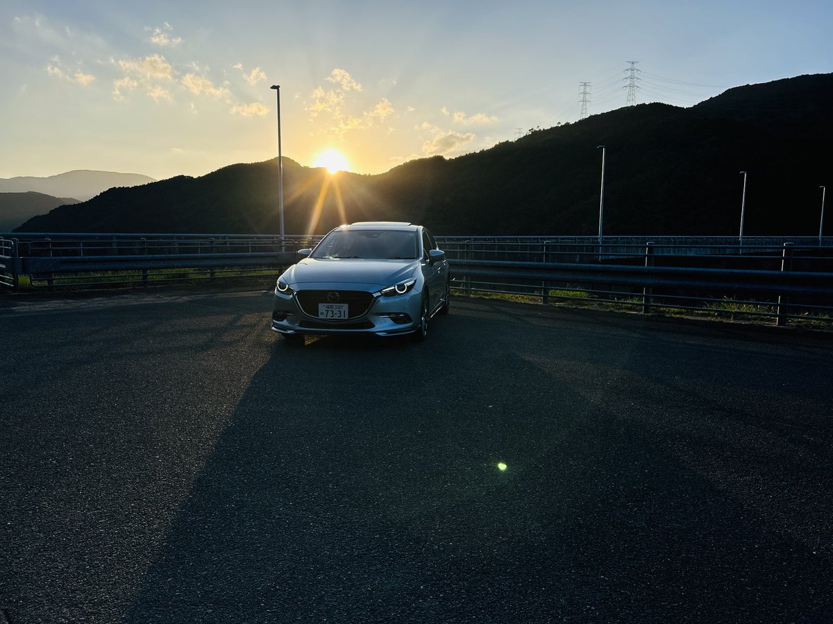 vertherofshingu's tweet photo. 山の稜線に沈む夕陽と、シルバーのアクセラ。
この光の中に、ずっと居たかった。

The golden hour hit different on the mountain road.

#青空ドライブ #drivingbluesky #mazda https://t.co/byIvCHABtH