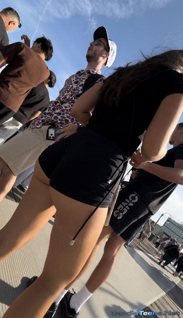 edsonro55950442's tweet photo. Black shorts with that impeccable cut for a stroll (MORE HIDDEN TREASURES IN BIO)#candids #creepshot #candid https://t.co/RJstglWuJ4