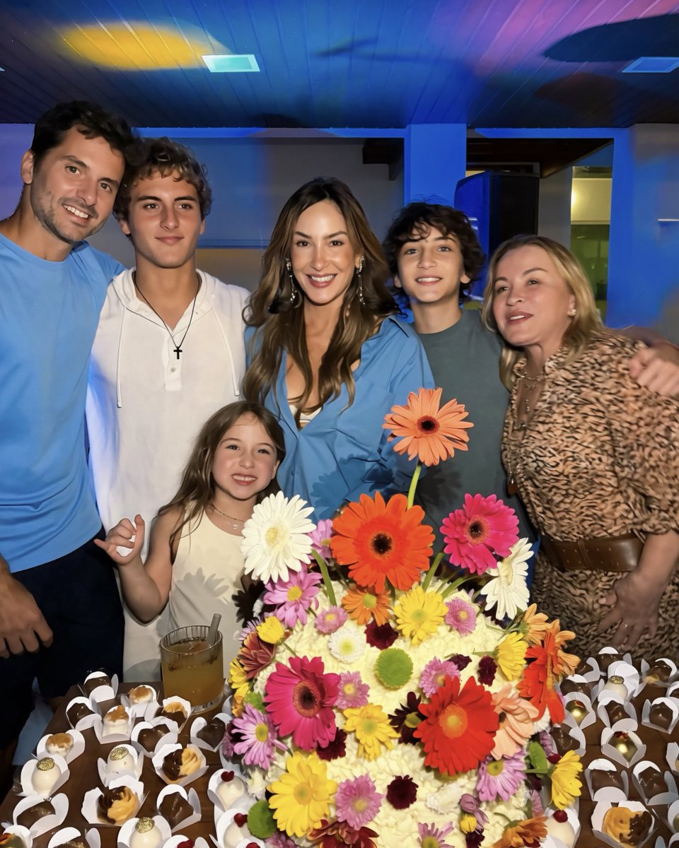 ClaudiaLeitte's tweet photo. É sempre bom fazer aniversário cercada por pessoas que amo 🥹 Foram dias intensos, cheios de amor, risadas, abraços e momentos que vou guardar pra sempre no coração. Receber as mensagens e homenagens de vocês também tornou tudo ainda mais especial. Obrigada por estarem comigo, por torcerem por mim e por fazerem parte da minha história!!! No fim das contas, é isso que me lembra, todos os dias, qual é o meu motivo pra vencer 💛 #OMotivoPraVencer