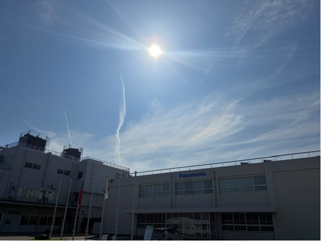 PanasonicHIKONE's tweet photo. 本日の彦根は【晴れ☀】      
おはようございます！  
朝から暑いの一言です。。。
皆様は暑さ対策されていますか？
熱中症には気を付けて、本日も頑張りましょう！ご安全に
#企業公式が毎朝地元の天気を言い合う 
#企業公式が毎朝地元の天気を言いあう 
#彦根市 
#パナソニック https://t.co/hA0pNRqK5r