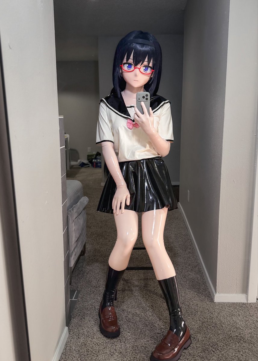 shenghuahuancai's tweet photo. 全胶jk服的质感一下子就爱上了😍
#kigurumi #latex https://t.co/SpiUEjSSTm