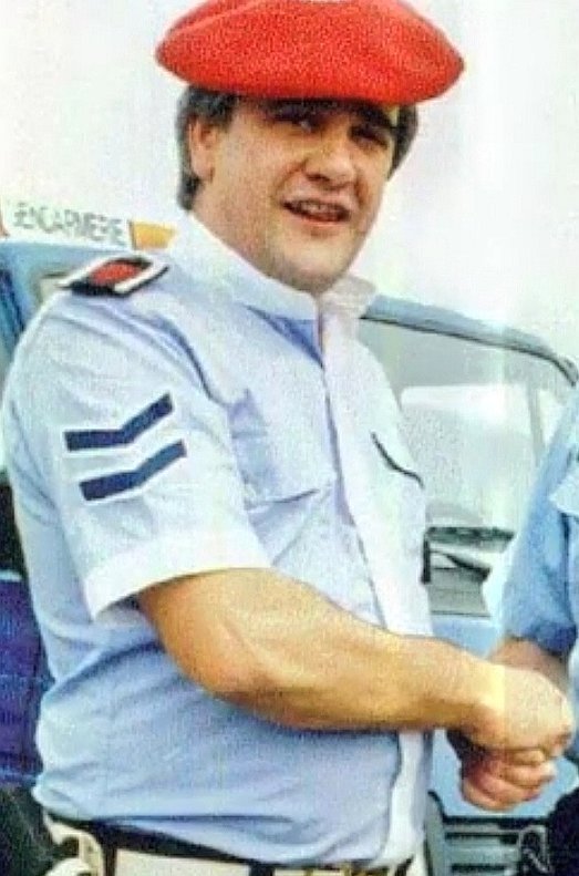 vctorst2's tweet photo. Un día como hoy de 2001 #ETA asesinó en #Leaburu (#Guipúzcoa) al jefe de la Inspección General de Guipúzcoa @ertzaintzaEJGV y afiliado a @ELAsindikatua MIKEL URIBE URKIA. 

Iba a una cena con su cuadrilla en una sociedad. 

Cuando aparcaba su coche, le dispararon.

#MEMORIA https://t.co/IzUQ9NXUjr