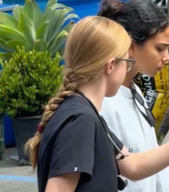 LoonieLunas's tweet photo. mel with the beige socks + maroon shoes and maroon hairtie too oh terror twins fighting for mel’s attention in s3 truthers it’s all coming together (shoutout @partyhardly13 for pointing this out 👀) https://t.co/gU6LofjBni