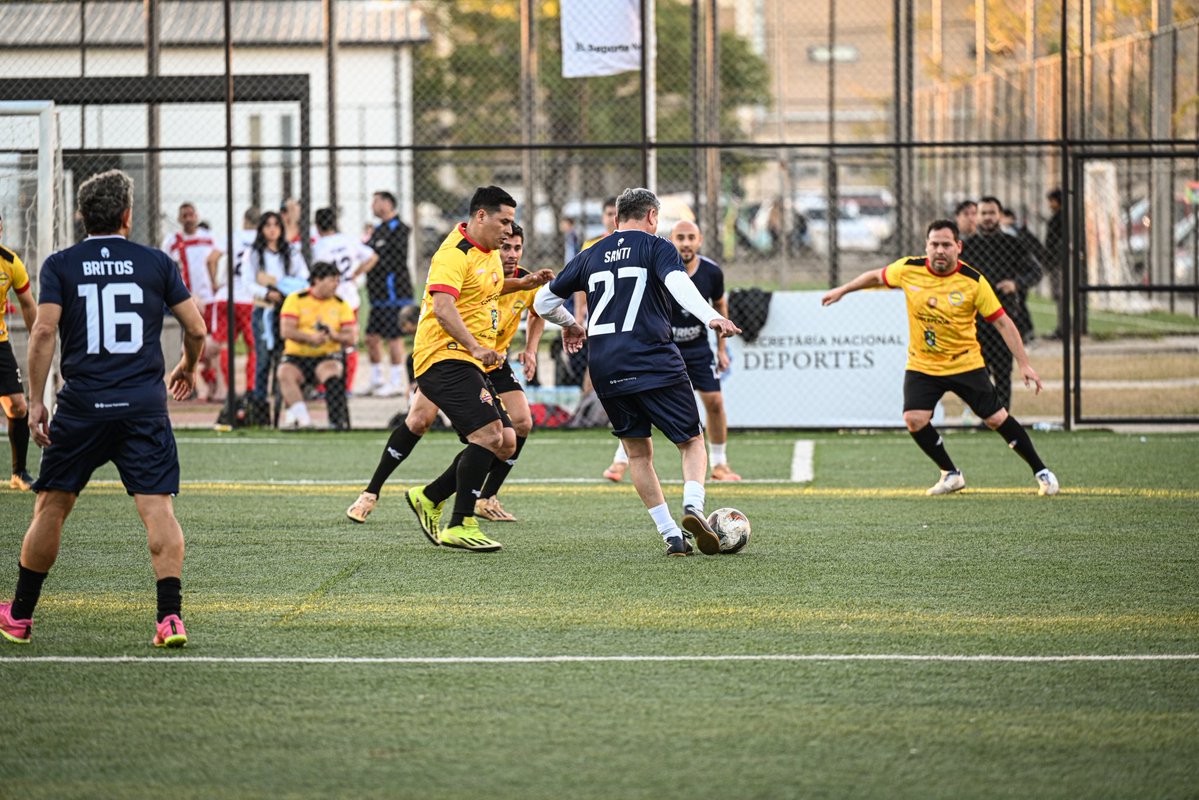 sndpy's tweet photo. #Institucional🏛️ . El balón sigue rodando en el #ComplejoSND⚽

La categoría +40 con sus equipos continúa disputando sus partidos buscando el pase a las semis💪🏽

Cuenta regresiva para conocer al equipo campeón de funcionarios públicos🏆

#ElDeporteNosUne🤝🏽 https://t.co/wBYRYL7VI0
