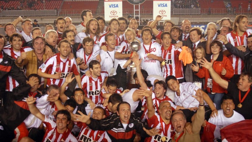 datazopincha's tweet photo. Hace 17 años, en el Mineirao, #EDLP daba vuelta un 0-1 vs Cruzeiro con goles de la Gata Fernández y Mauro Boselli y se consagraba Campeón de la Copa Libertadores por 4° vez, conducido por el inolvidable Alejandro Sabella.
Histórico. https://t.co/maxTpjK62b