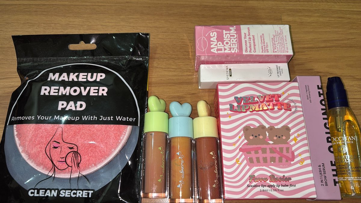 columbusbooklet's tweet photo. i nak jual new UNUSED LM makeup brush (full set) for RM190 negotiable inc postage (NP RM250) with all these freegifts! please help me sell this bcs urgent nak pakai duit 🫶🏻🫶🏻 tolong rt pls!!! gegirls drop la hints mana tau ada yg nak belanja hehe 😜 https://t.co/oQzU5e7b6b