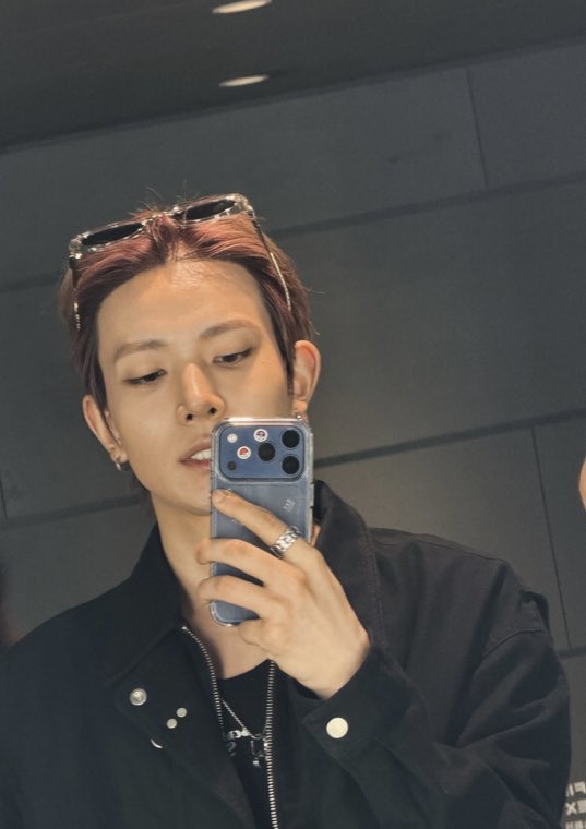 ⋆ tweet media